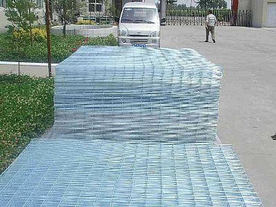 在混凝土防水層，應配備雙向Ф5@冷拔鋼絲網